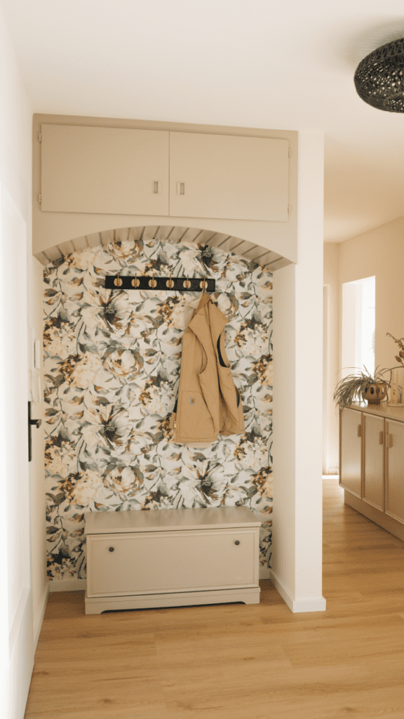 Moderne Wandgestaltung im Flur mit Blumentapete