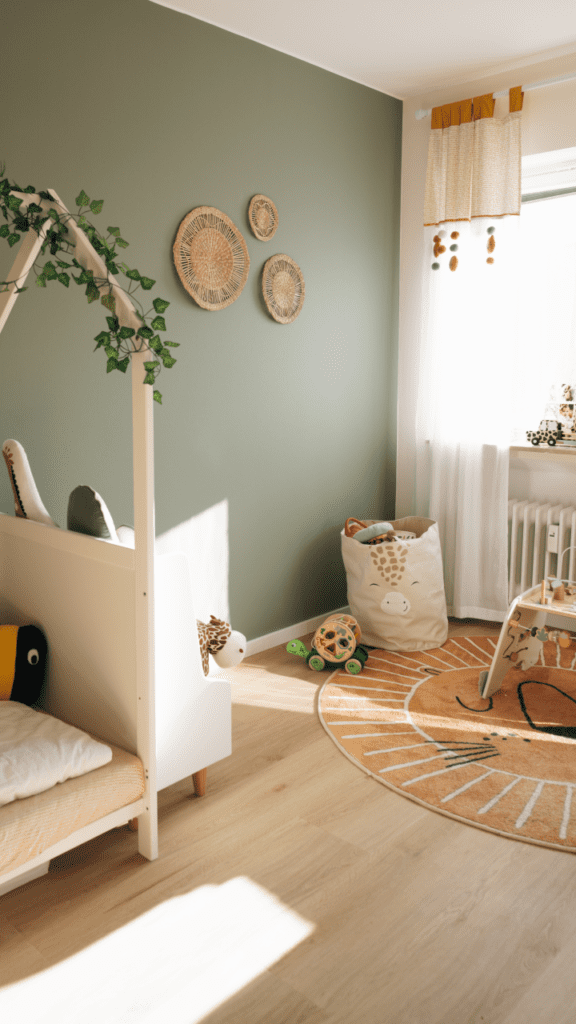 Frisch gestrichenes Kinderzimmer in Salbei – Malerarbeiten in Bad Wildbad