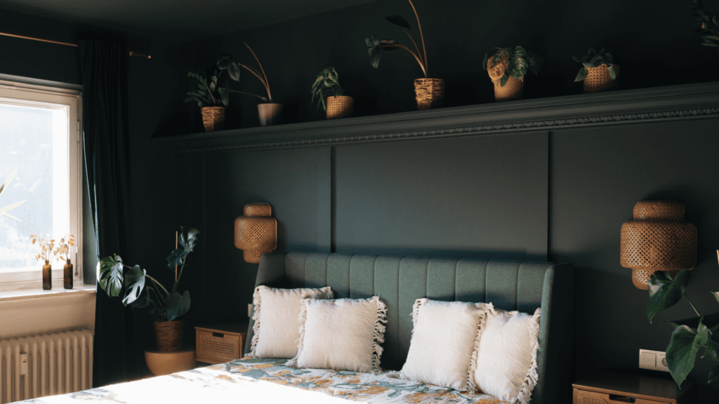 Wand- und Deckenanstrich im Schlafzimmer in einem edlen dunklen Blauton 