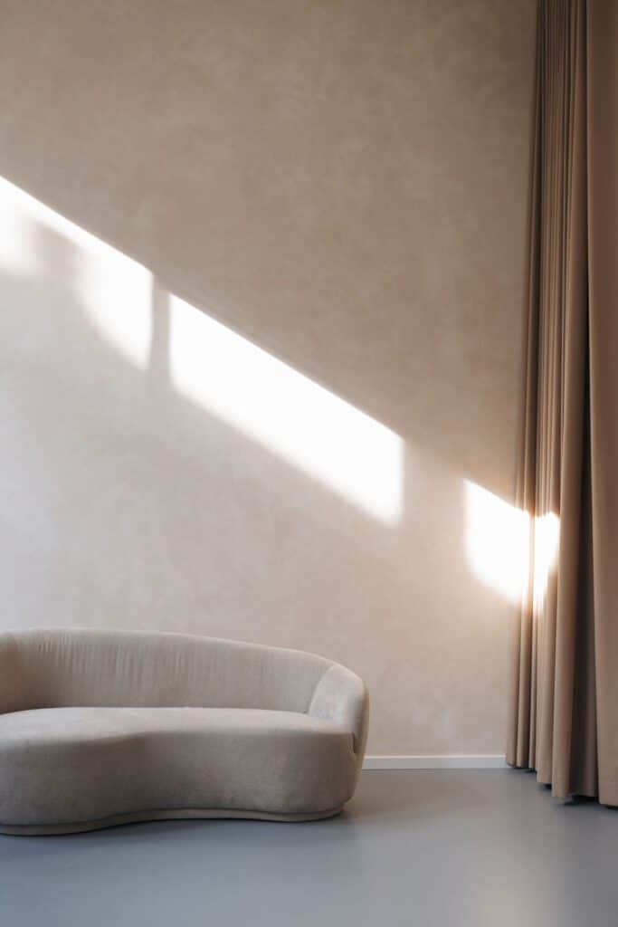 Wandanstrich im Limewash-Look in hellem beigen Farbton